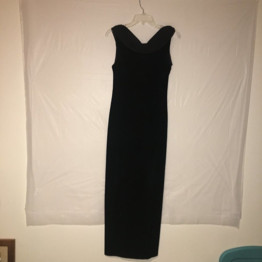 Robbie Bee Elegant Black Velvet Evening Gown Size 8
